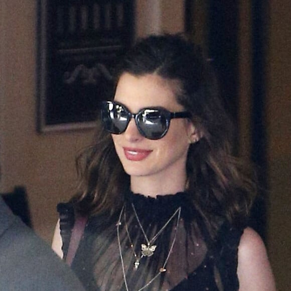 Anne Hathaway à la sortie de son hôtel The London à West Hollywood, le 30 avril 2016