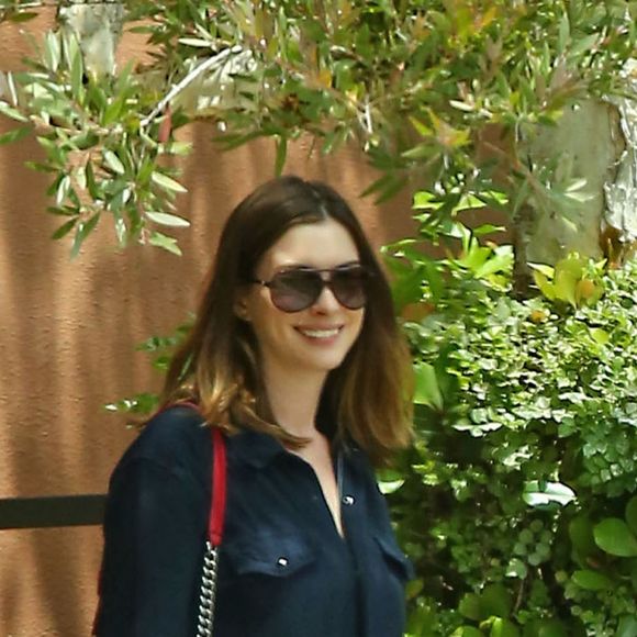 Anne Hathaway et son mari Adam Shulman emmène leur fils Jonathan chez le pédiatre à Santa Monica, le 19 mai 2016