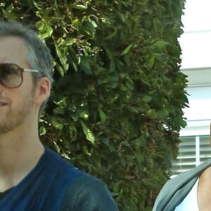 Anne Hathaway et son mari Adam Shulman emmène leur fils Jonathan chez le pédiatre à Santa Monica, le 19 mai 2016