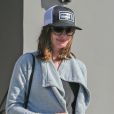 Anne Hathaway enceinte fait du shopping dans les rues de West Hollywood, le 14 mars 2016