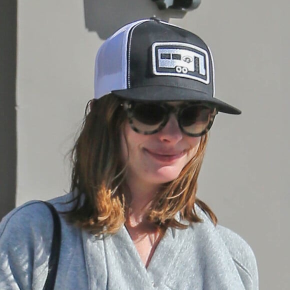 Anne Hathaway enceinte fait du shopping dans les rues de West Hollywood, le 14 mars 2016