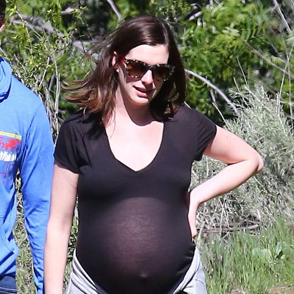Anne Hathaway, enceinte, se promène avec son mari Adam Shulman et ses chiens à Los Angeles le 12 Mars 2016.