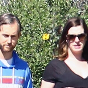 Anne Hathaway, enceinte, se promène avec son mari Adam Shulman et ses chiens à Los Angeles le 12 Mars 2016.