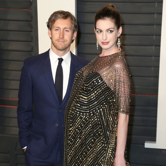 Adam Shulman et sa femme Anne Hathaway (enceinte) - People à la soirée "Vanity Fair Oscar Party" après la 88ème cérémonie des Oscars à Hollywood, le 28 février 2016.