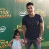 Mario Lopez et sa fille Gia Francesca Lopez à la première de Pete's Dragon au théâtre El Capitan à Hollywood, le 8 août 2016