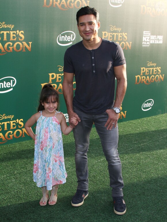 Mario Lopez et sa fille Gia Francesca Lopez à la première de Pete's Dragon au théâtre El Capitan à Hollywood, le 8 août 2016