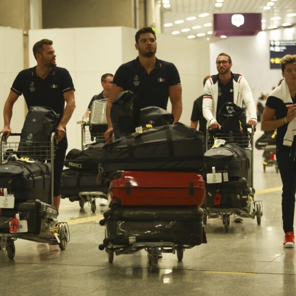 Exclusif - Grégory Mallet, Florent Manaudou et Mélanie Henique - Les membres de l'équipe de France de natation arrivent à l'aéroport de Rio de Janeiro pour participer aux Jeux Olympiques, le 25 juillet 2016. Ils vont prendre une correspondance pour un autre état.