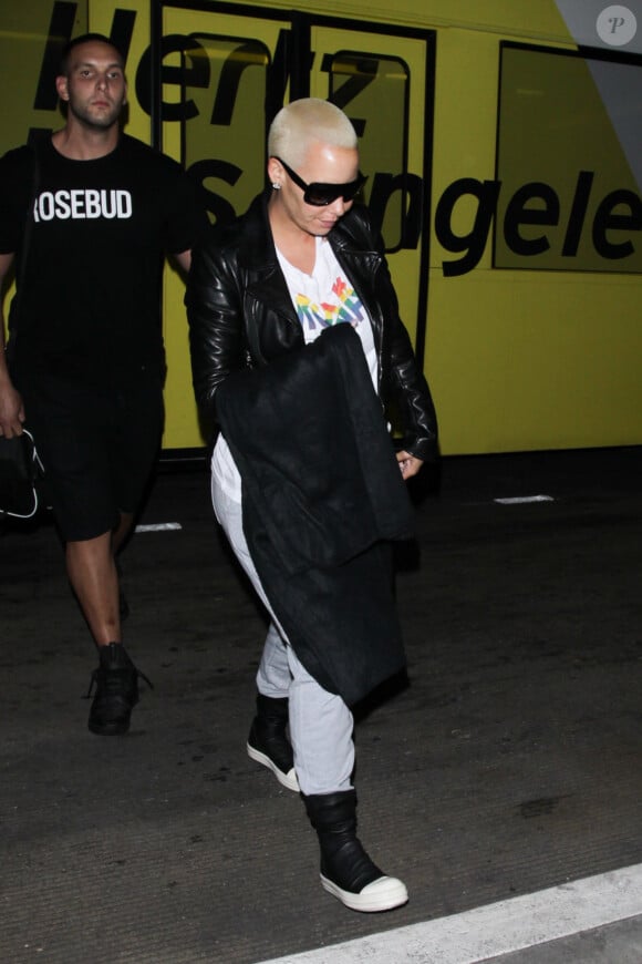 Amber Rose arrive à l'aéroport LAX de Los Angeles, le 11 août 2016.