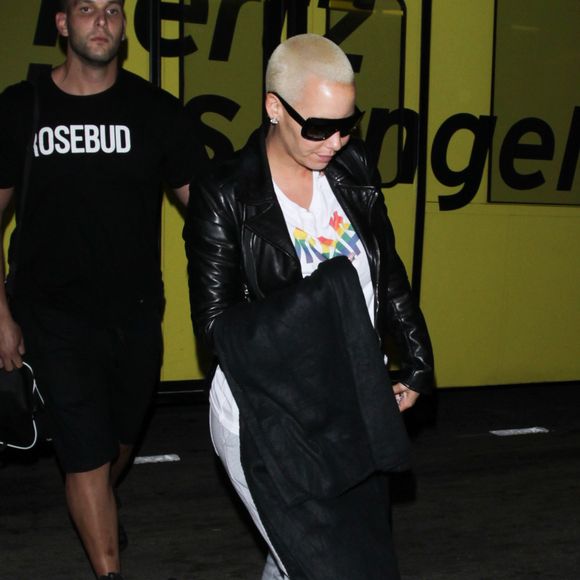 Amber Rose arrive à l'aéroport LAX de Los Angeles, le 11 août 2016.