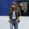 Exclusif - Jennifer Lopez lookée destroy dans la rue à Los Angeles le 1er août 2016. Elle porte un jean Gucci. © CPA / Bestimage 01/08/2016 - Los Angeles