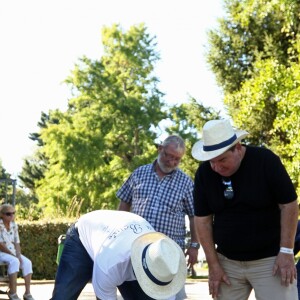 Semi-exclusif - Fabien Onteniente surveille la mesure lors du 9e Star West Pétanque à Arcachon, France, le 7 août 2016. © Jean-Marc Lhomer/Bestimage