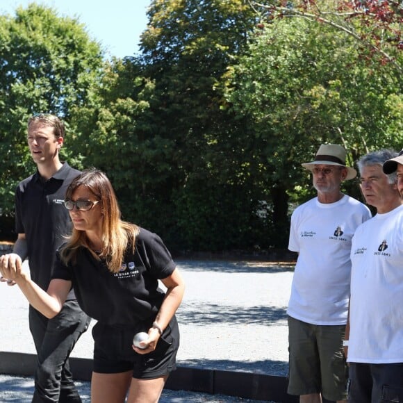 Semi-exclusif - Philippe Candeloro, sa femme Olivia, qui s'apprête à jouer, et Michael Jones lors du 9e Star West Pétanque à Arcachon, France, le 7 août 2016. © Jean-Marc Lhomer/Bestimage