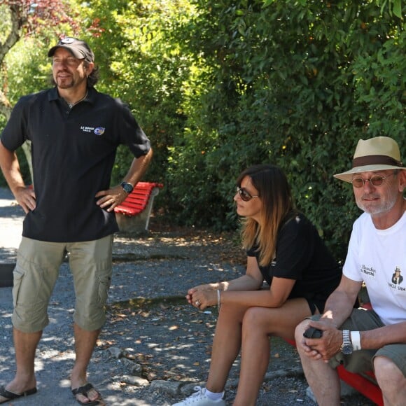 Semi-exclusif - Philippe Candeloro et sa femme Olivia avec Michael Jones lors du 9e Star West Pétanque à Arcachon, France, le 7 août 2016. © Jean-Marc Lhomer/Bestimage