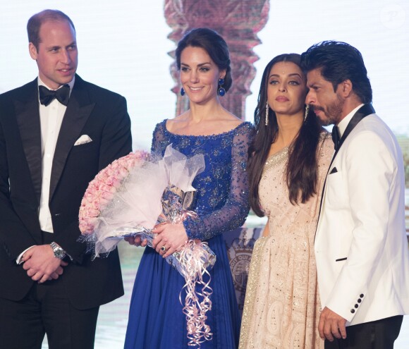 Le prince William et Catherine Kate Middleton, la duchesse de Cambridge avec Aïshwarya Rai et Shah Rukh Khan au dîner de gala de bienfaisance Bollywood au Taj Mahal Palace de Bombay lors du premier jour de leur visite en Inde, le 10 avril 2016.