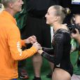  Sanne Wevers a remporté le 15 août 2016 le concours de la poutre en gymnastique artistique aux Jeux olympiques de Rio de Janeiro. Une première historique pour les Pays-Bas, sous les yeux de sa soeur jumelle Lieke, qui fait aussi partie de l'équipe néerlandaise. 