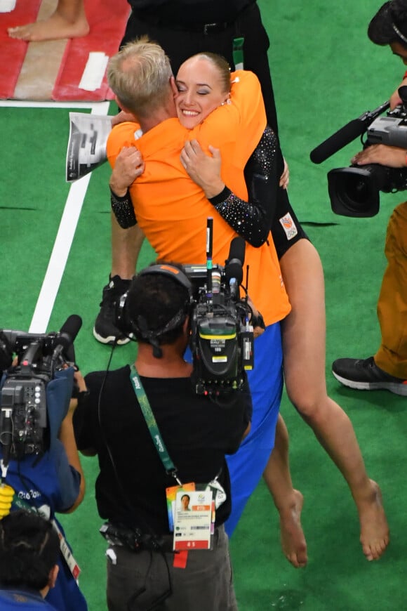 Sanne Wevers a remporté le 15 août 2016 le concours de la poutre en gymnastique artistique aux Jeux olympiques de Rio de Janeiro. Une première historique pour les Pays-Bas, sous les yeux de sa soeur jumelle Lieke, qui fait aussi partie de l'équipe néerlandaise.