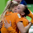  Sanne Wevers dans les bras de sa soeur jumelle Lieke le 15 août 2016 après sa victoire lors du concours de la poutre en gymnastique artistique aux Jeux olympiques de Rio de Janeiro. Une première historique pour les Pays-Bas, sous les yeux de sa soeur jumelle Lieke, qui fait aussi partie de l'équipe néerlandaise. 
