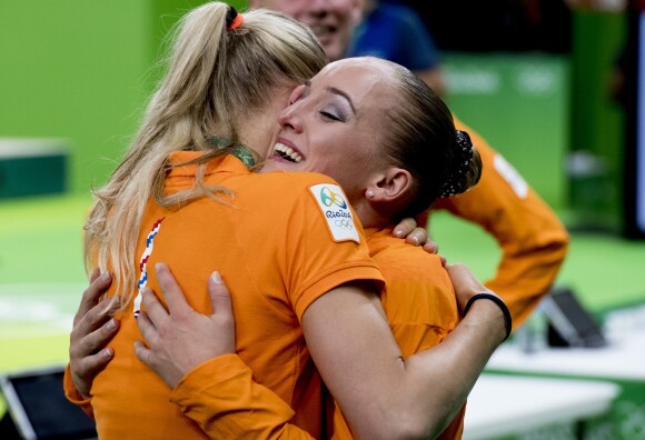 Sanne Wevers dans les bras de sa soeur jumelle Lieke le 15 août 2016 après sa victoire lors du concours de la poutre en gymnastique artistique aux Jeux olympiques de Rio de Janeiro. Une première historique pour les Pays-Bas, sous les yeux de sa soeur jumelle Lieke, qui fait aussi partie de l'équipe néerlandaise.