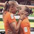 Lieke Wevers avec sa soeur jumelle Sanne Wevers lors de sa victoire dans le concours de la poutre en gymnastique artistique aux Jeux olympiques de Rio de Janeiro le 15 août 2016. Photo Instagram.