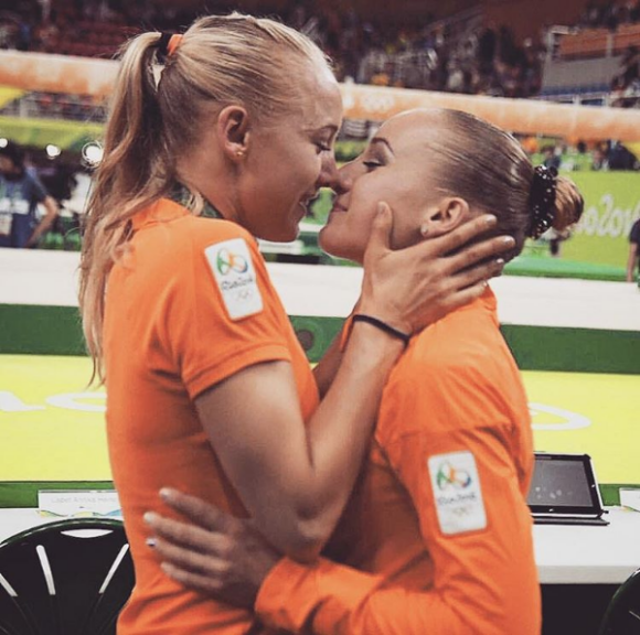 Lieke Wevers avec sa soeur jumelle Sanne Wevers lors de sa victoire dans le concours de la poutre en gymnastique artistique aux Jeux olympiques de Rio de Janeiro le 15 août 2016. Photo Instagram.
