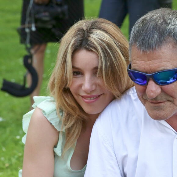 Exclusif - Jean-Marie Bigard et sa femme Lola Marois - Tournage du film "Vive la crise" à Paris. Le 25 juin 2016 © Daniel Angeli / Bestimage