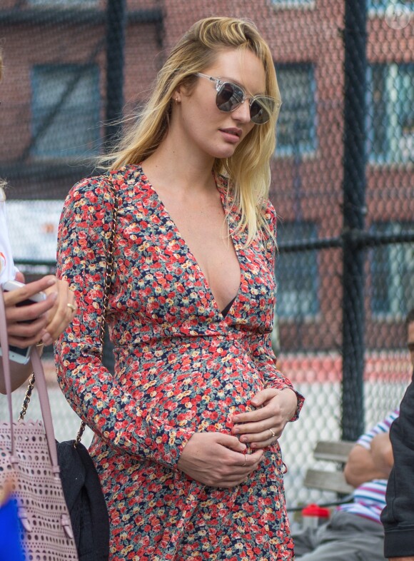 Candice Swanepoel enceinte est allée déjeuner avec ses amis Doutzen Kroes accompagnée de son mari Sunnery James et un photographe de mode au restaurant Bar Pitti au Greenwich Village à New York, le 5 juin 2016 © CPA/Bestimage