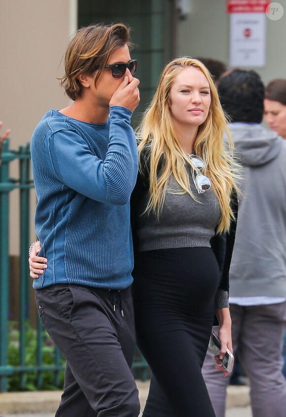 Exclusif - Candice Swanepoel enceinte se promène avec son fiancé Hermann Nicoli dans le quartier de Soho à New York, le 9 mai 2016
