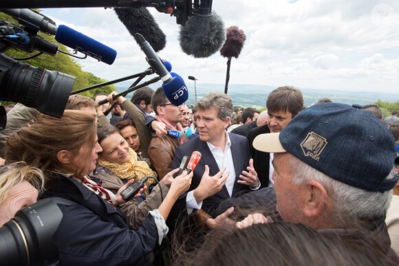 Arnaud Montebourg et François Kalfon lors de l'ascension annuelle de la Pentecôte du Mont Beuvray à Saint-Léger-Sous-Beuvray, le 16 mai 2016. L'ancien ministre socialiste de l'Economie Arnaud Montebourg, invité de l'évènement, a appellé à un " grand projet alternatif pour la France ".