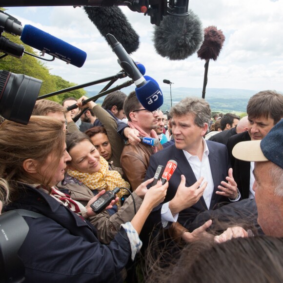 Arnaud Montebourg et François Kalfon lors de l'ascension annuelle de la Pentecôte du Mont Beuvray à Saint-Léger-Sous-Beuvray, le 16 mai 2016. L'ancien ministre socialiste de l'Economie Arnaud Montebourg, invité de l'évènement, a appellé à un " grand projet alternatif pour la France ".