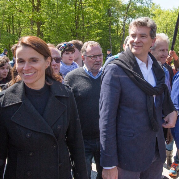 Aurélie Filippetti, son compagnon Arnaud Montebourg, Philippe Baumel, Christian Paul et François Kalfon lors de l'ascension annuelle de la Pentecôte du Mont Beuvray à Saint-Léger-Sous-Beuvray, le 16 mai 2016. L'ancien ministre socialiste de l'Economie Arnaud Montebourg, invité de l'évènement, a appellé à un " grand projet alternatif pour la France ".