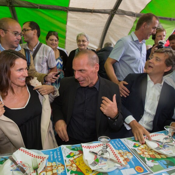 L'ancien ministre français du développement durable Arnaud Montebourg et sa compagne Aurélie Filippetti (enceinte) et l'invité d'honneur de la Fête de la Rose, Yanis Varoufakis, ancien ministre de l'économie grec, accompagné de sa femme Danae Stratou à Frangy-en-Bresse le 23 août 2015