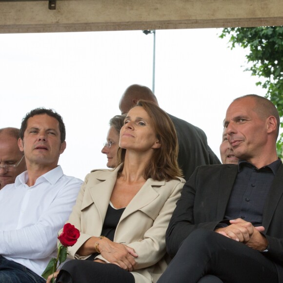 L'ancien ministre français du développement durable Arnaud Montebourg et sa compagne Aurélie Filippetti (enceinte) et l'invité d'honneur de la Fête de la Rose, Yanis Varoufakis, ancien ministre de l'économie grec, accompagné de sa femme Danae Stratou à Frangy-en-Bresse le 23 août 2015