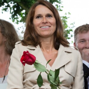 L'ancien ministre français du développement durable Arnaud Montebourg et sa compagne Aurélie Filippetti (enceinte) et l'invité d'honneur de la Fête de la Rose, Yanis Varoufakis, ancien ministre de l'économie grec, accompagné de sa femme Danae Stratou à Frangy-en-Bresse le 23 août 2015