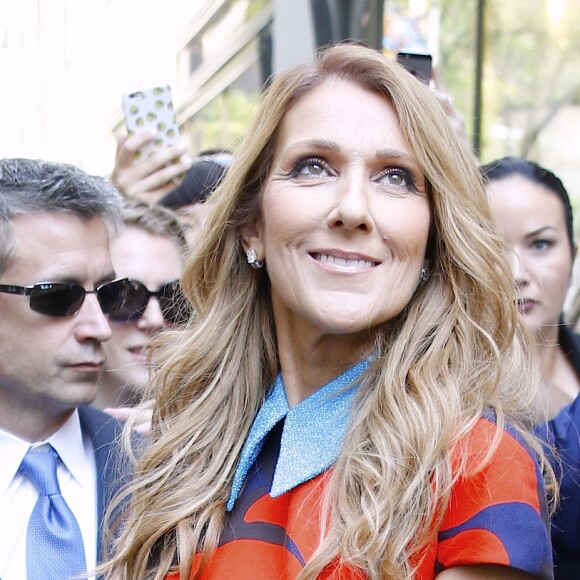 Céline Dion pose pour les photographes lorsqu'elle sort des studios de la NBC à New York. Le 21 juillet 2016