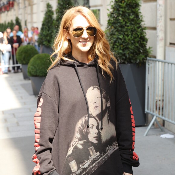 Céline Dion quitte son hôtel le Royal Monceau et et se rend à l'AccorHotels Arena pour y donner un concert à Paris le 8 juillet 2016.
