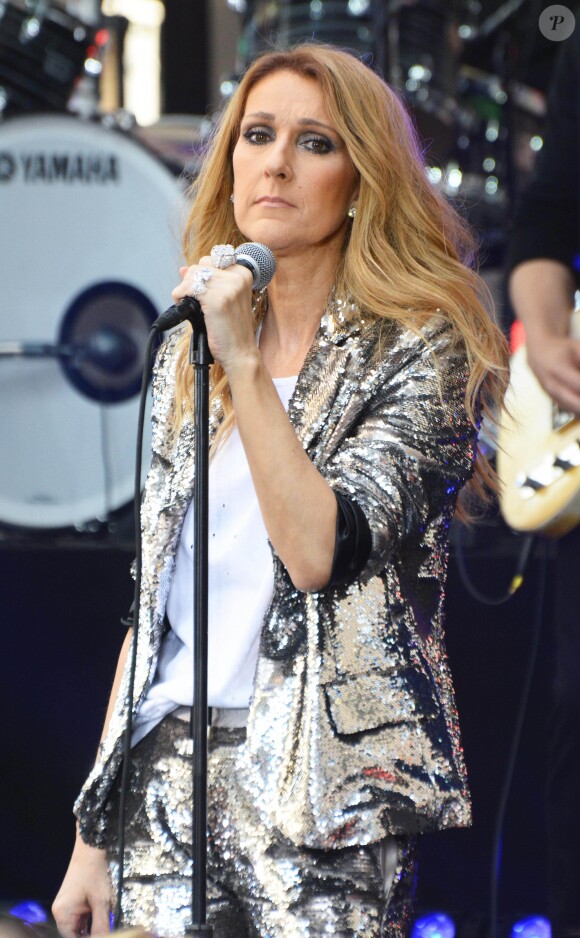 Céline Dion donne un concert lors de sa participation à l'émission "Today" de la chaîne NBC au Rockefeller Plaza à New York, le 22 juillet 2016