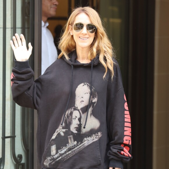Céline Dion quitte son hôtel le Royal Monceau et et se rend à l'AccorHotels Arena pour y donner un concert à Paris le 8 juillet 2016.