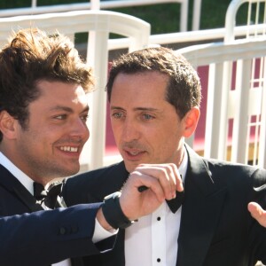 Kev Adams et Gad Elmaleh à la montée des marches du film "Elle" lors du 69ème Festival International du Film de Cannes. Le 21 mai 2016. © Rachid Bellak / Bestimage