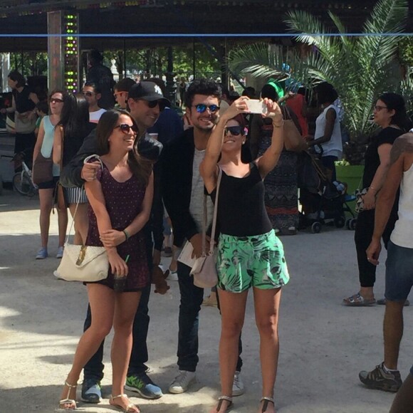 Gad Elmaleh et Kev Adams ont posé avec de jolies fans à la fête des Tuileries à Paris le 13 août 2016