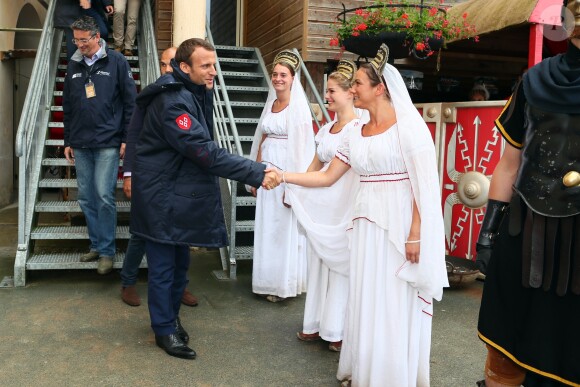 Emmanuel Macron en Vendée pour visiter le spectacle au Puy du Fou le 19 août 2016 © Sebastien Valiela / Bestimage