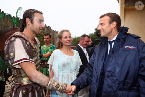 Emmanuel Macron en Vendée pour visiter le spectacle au Puy du Fou le 19 août 2016 © Sebastien Valiela / Bestimage