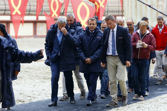 Emmanuel Macron en Vendée au Puy du Fou le 19 août 2016. Étaient présents sa femme Brigitte Macron, Philippe de Villiers (créateur du Parc) et son fils Nicolas (actuel directeur) © Sebastien Valiela / Bestimage
