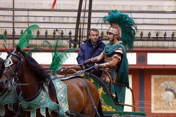 Emmanuel Macron en Vendée pour visiter le spectacle au Puy du Fou le 19 août 2016 © Sebastien Valiela / Bestimage