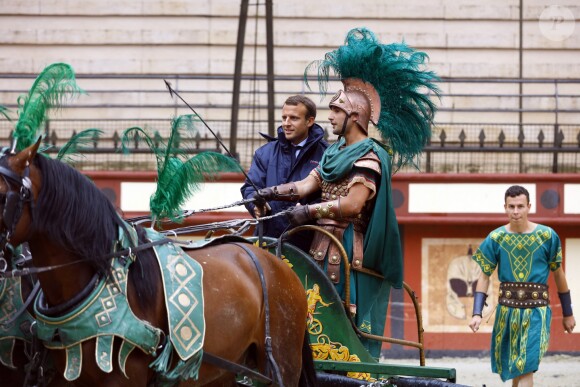 Emmanuel Macron en Vendée pour visiter le spectacle au Puy du Fou le 19 août 2016 © Sebastien Valiela / Bestimage