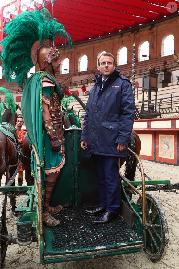 Emmanuel Macron en Vendée pour visiter le spectacle au Puy du Fou le 19 août 2016 © Sebastien Valiela / Bestimage