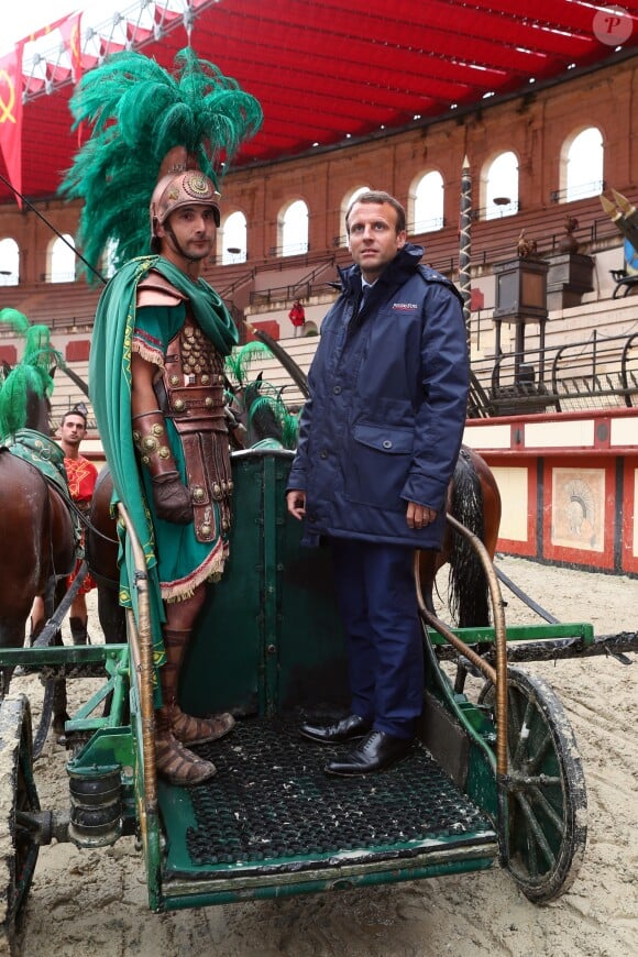 Emmanuel Macron en Vendée pour visiter le spectacle au Puy du Fou le 19 août 2016 © Sebastien Valiela / Bestimage