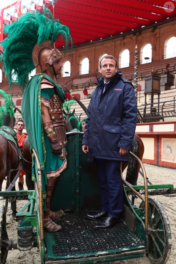 Emmanuel Macron en Vendée pour visiter le spectacle au Puy du Fou le 19 août 2016 © Sebastien Valiela / Bestimage