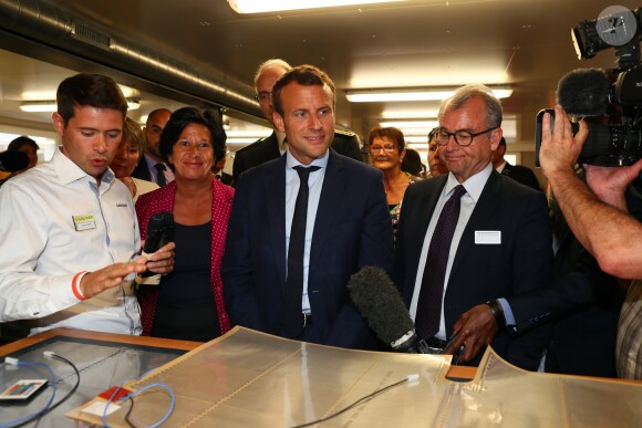 Emmanuel Macron en Vendée pour visiter des entreprises dont l'entreprise de meubles Gautier à Boupère en présence de son directeur le 19 août 2016 © Sebastien Valiela / Bestimage