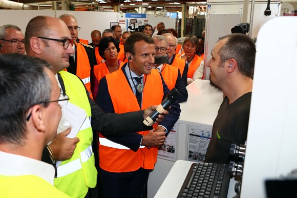 Emmanuel Macron en Vendée pour visiter des entreprises dont l'entreprise de meubles Gautier à Boupère en présence de son directeur le 19 août 2016 © Sebastien Valiela / Bestimage