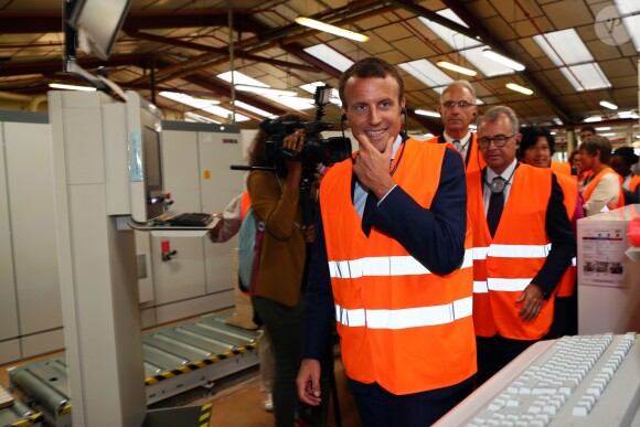 Emmanuel Macron en Vendée pour visiter des entreprises dont l'entreprise de meubles Gautier à Boupère en présence de son directeur le 19 août 2016 © Sebastien Valiela / Bestimage